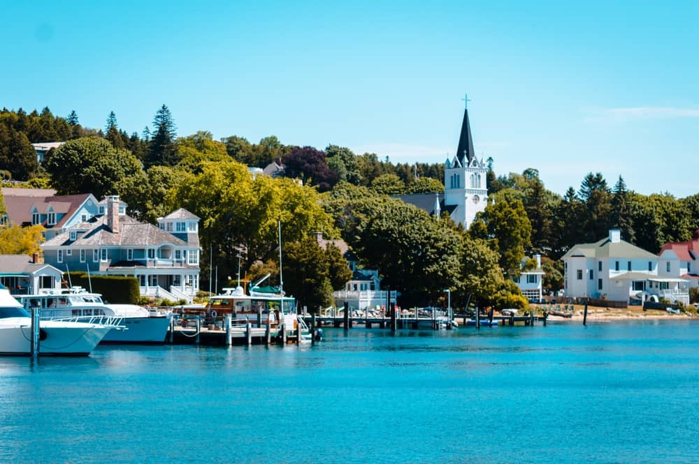 Historic charm of Mackinac Island, Michigan, ideal for a nostalgic summer getaway with SIXT.VN's tailored travel packages