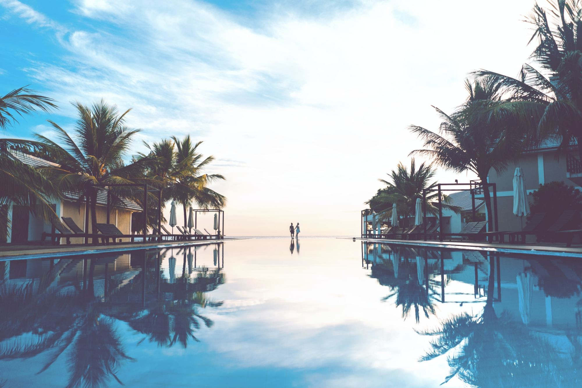 A stunning infinity pool overlooking the ocean, embodying the luxurious experiences remote travel agents can offer