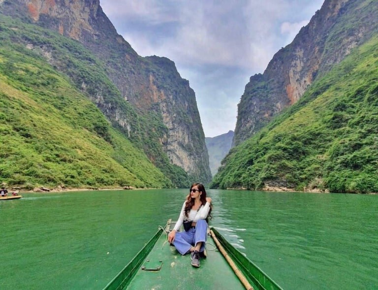 Visiting Nho Que River after the market offers a serene experience with its picturesque beauty and calm waters