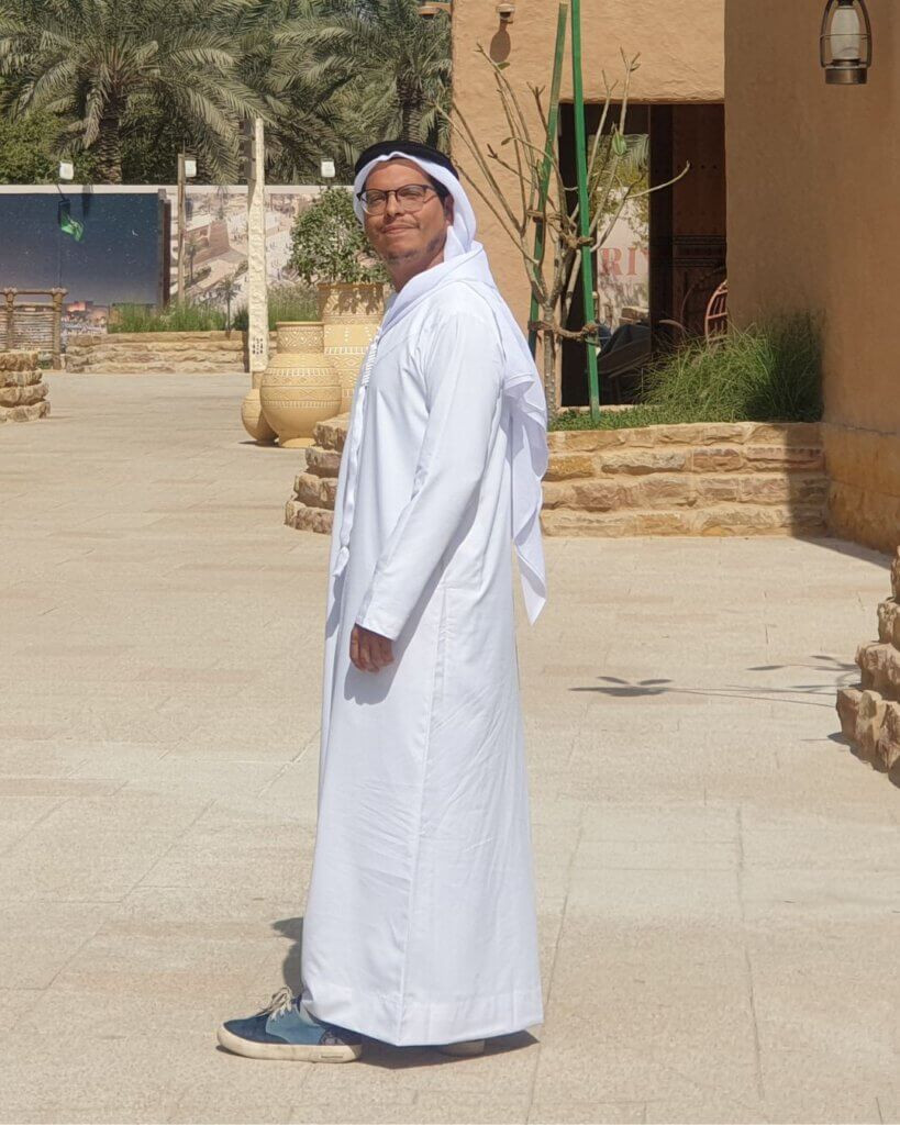 Saudi Arabian traditional outfit that blends into the city