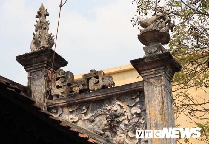 Exquisite carvings at Nghe Temple