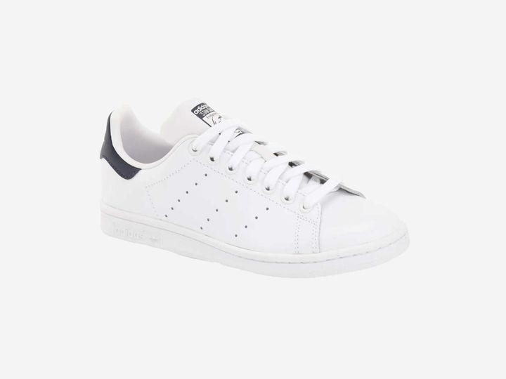 Image of Adidas Stan Smith sneakers, a classic and comfortable choice for travel
