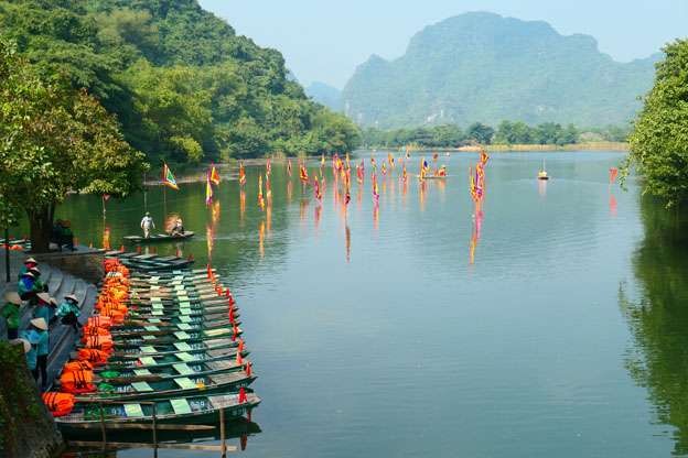 Boats lined up Trang An Ninh Binh along the shores of the river