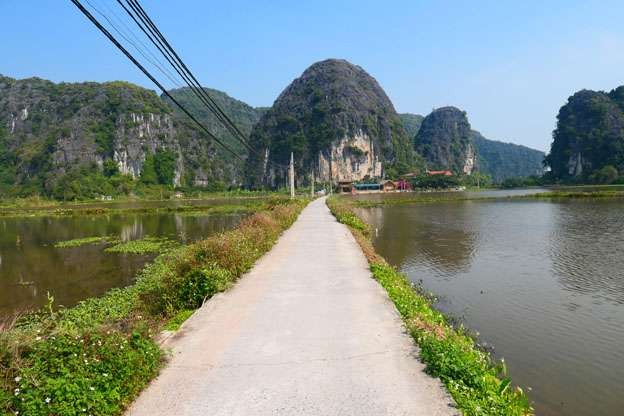 Road to Thai Vi temple just outside Tam Coc offering cycling route