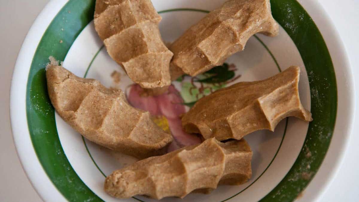 Pa: Tibetan tsampa dish made with tsampa, butter tea, dried cheese and sometimes sugar.