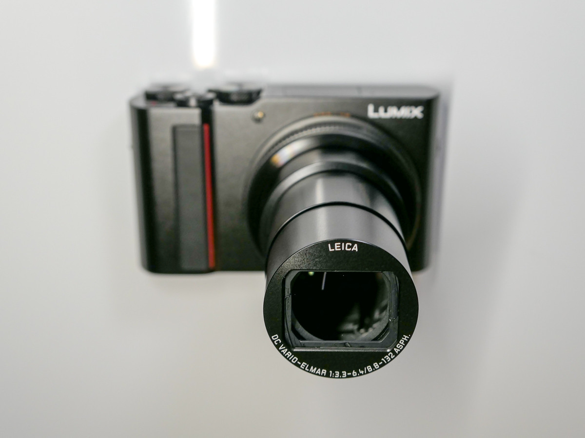 Compact digital camera with zoom lens extended