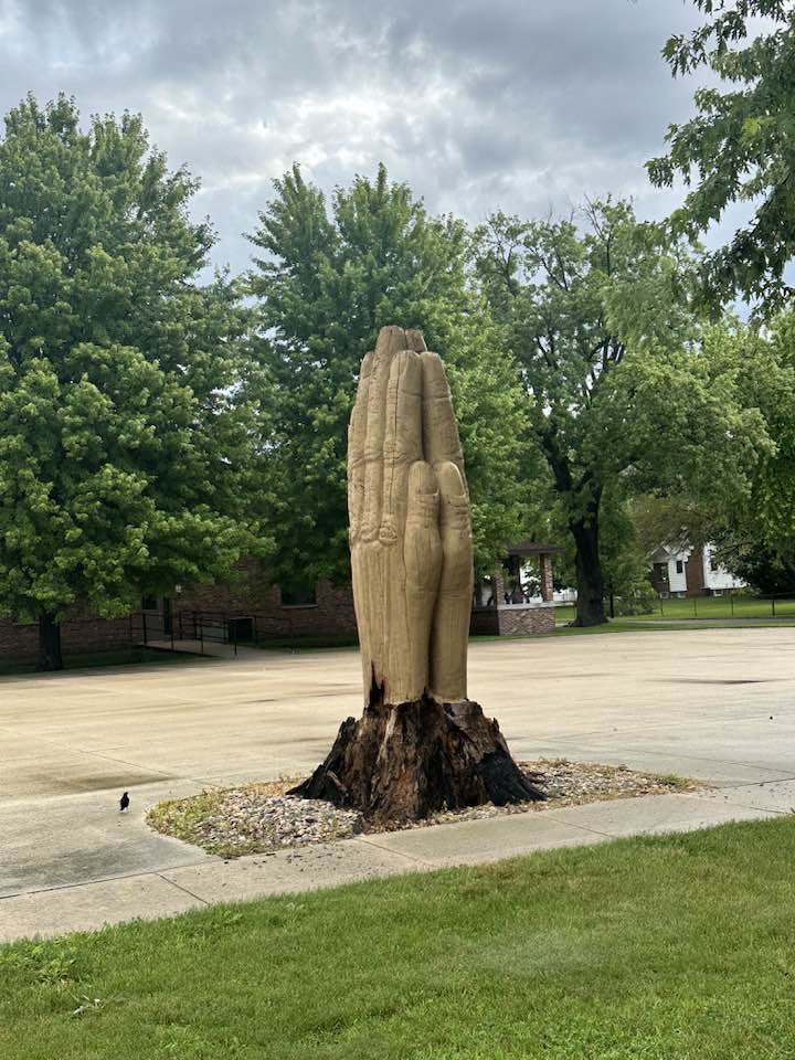 Praying hands statue in Laurens Iowa