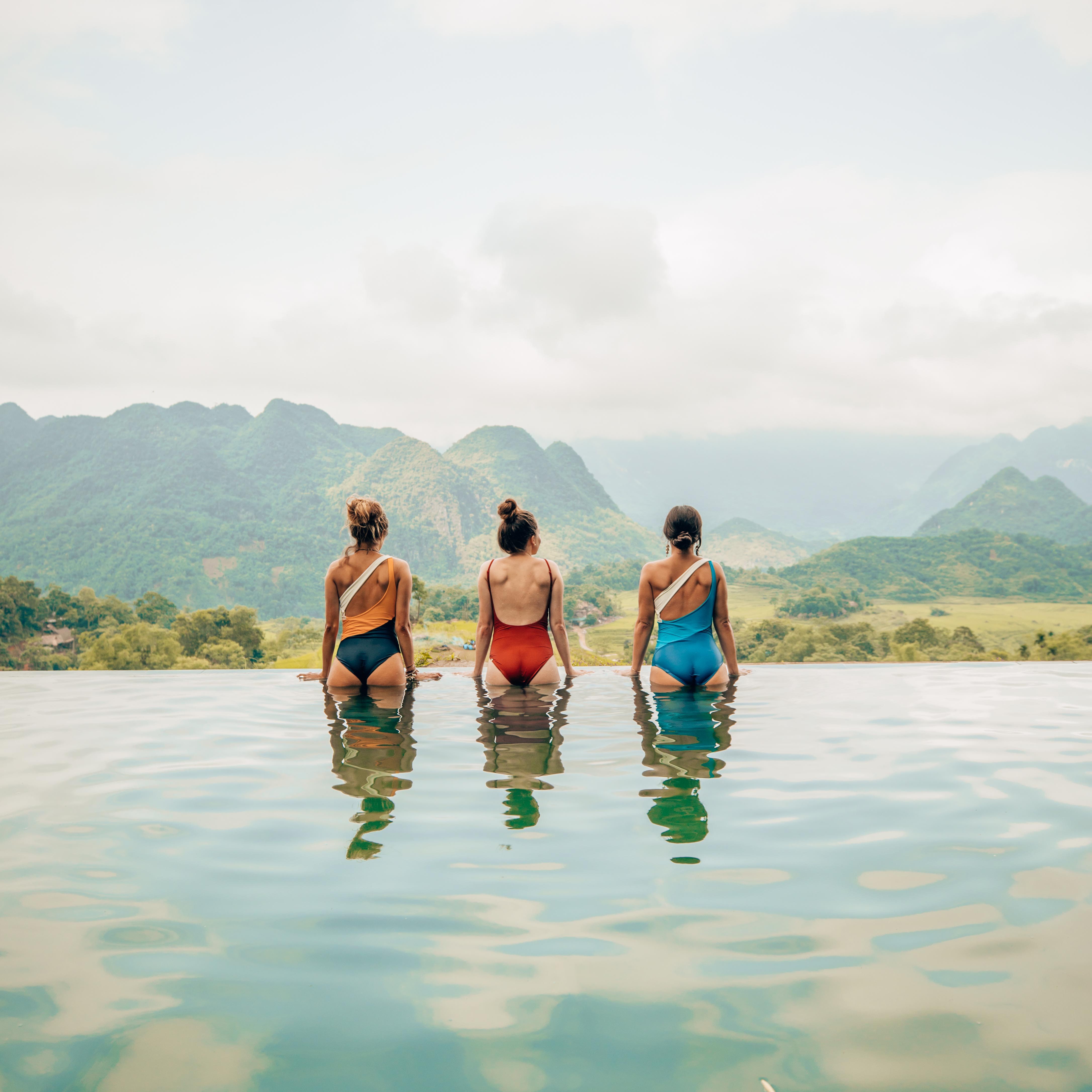 Infinity pool at Pu Luong Retreat, overlooking the rice terraces and mountains