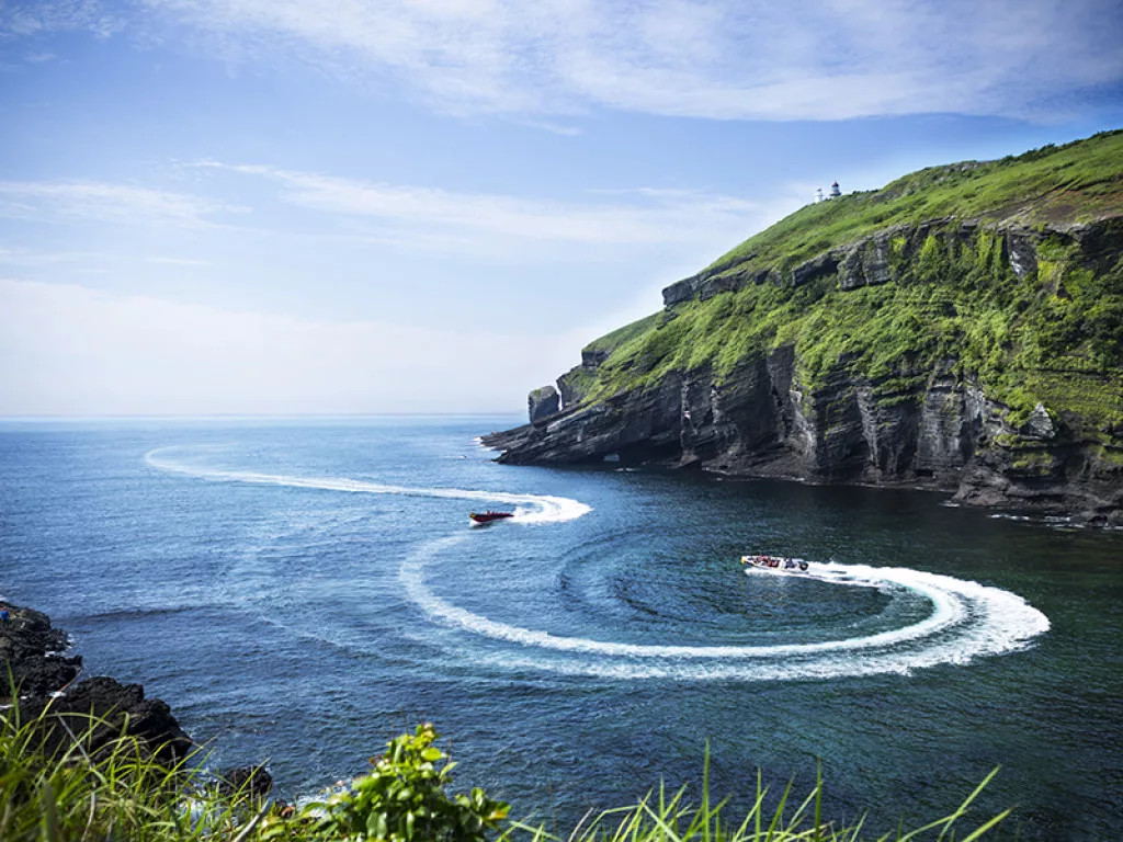 A serene landscape of Hallasan Mountain in Jeju, South Korea, showcasing its lush greenery, volcanic peak, and the breathtaking natural beauty that draws hikers and nature enthusiasts year-round