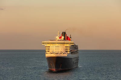 Queen Mary 2 sailing