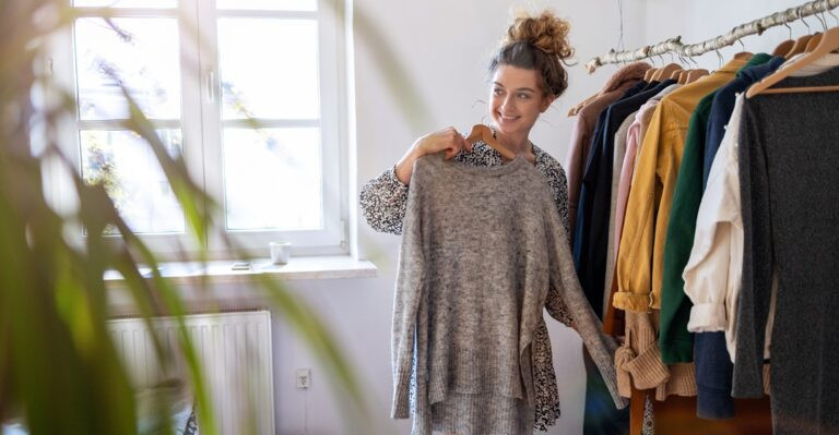 Woman practicing some reflexive verbs in german while getting dressed
