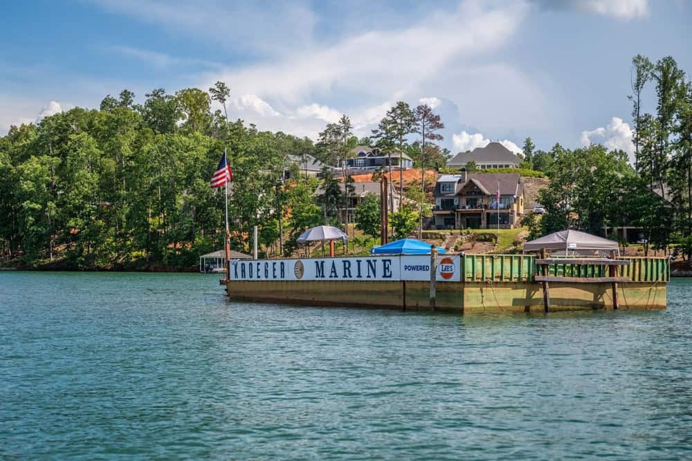 Charming town of Seneca, South Carolina, perfect for a relaxed summer getaway with SIXT.VN's affordable travel solutions