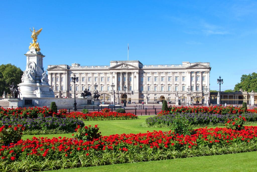 Tourists gathered in front of Buckingham Palace to witness the Changing of the Guard, a key event on the London tourism map