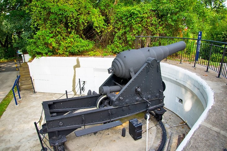 Fort Siloso offering historical exhibits and scenic views