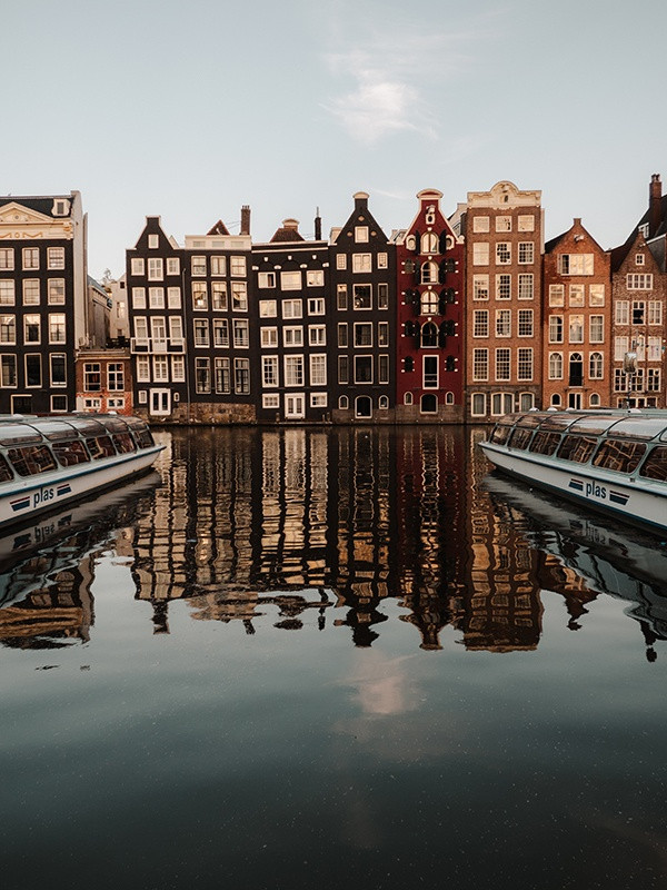 solo_female_travel_Amsterdam_Damrak_crooked_buildings