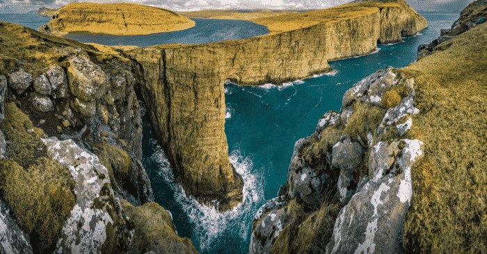 Lake Sørvágsvatn/Leitisvatn in Vagar Island