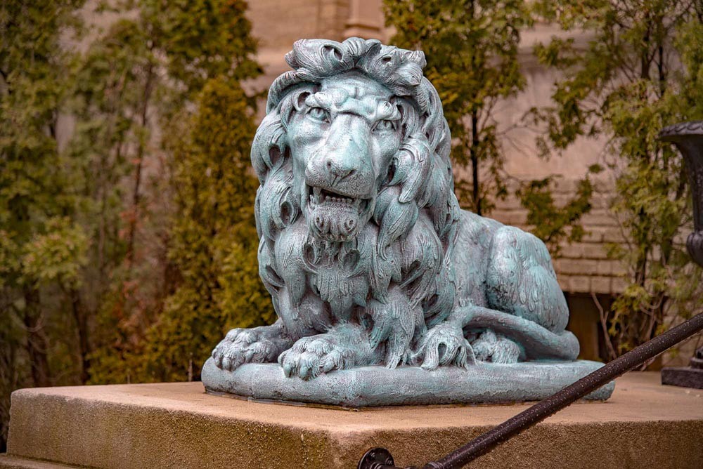 Leo the Lion: Leo, the guardian statue in front of Lafayette Grande, adds a majestic touch to the venue's entrance, symbolizing strength and elegance.
