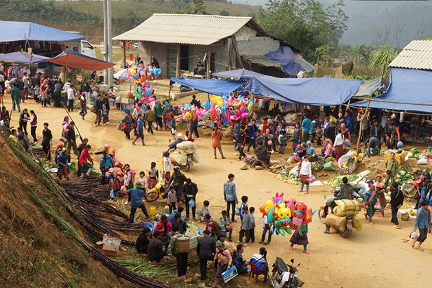 View of Coc Ly market from the Chay river