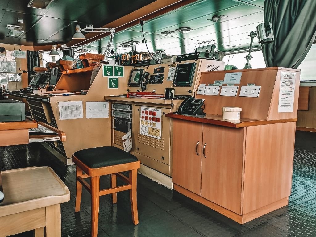 things-to-know-before-travelling-container-ship-bridge