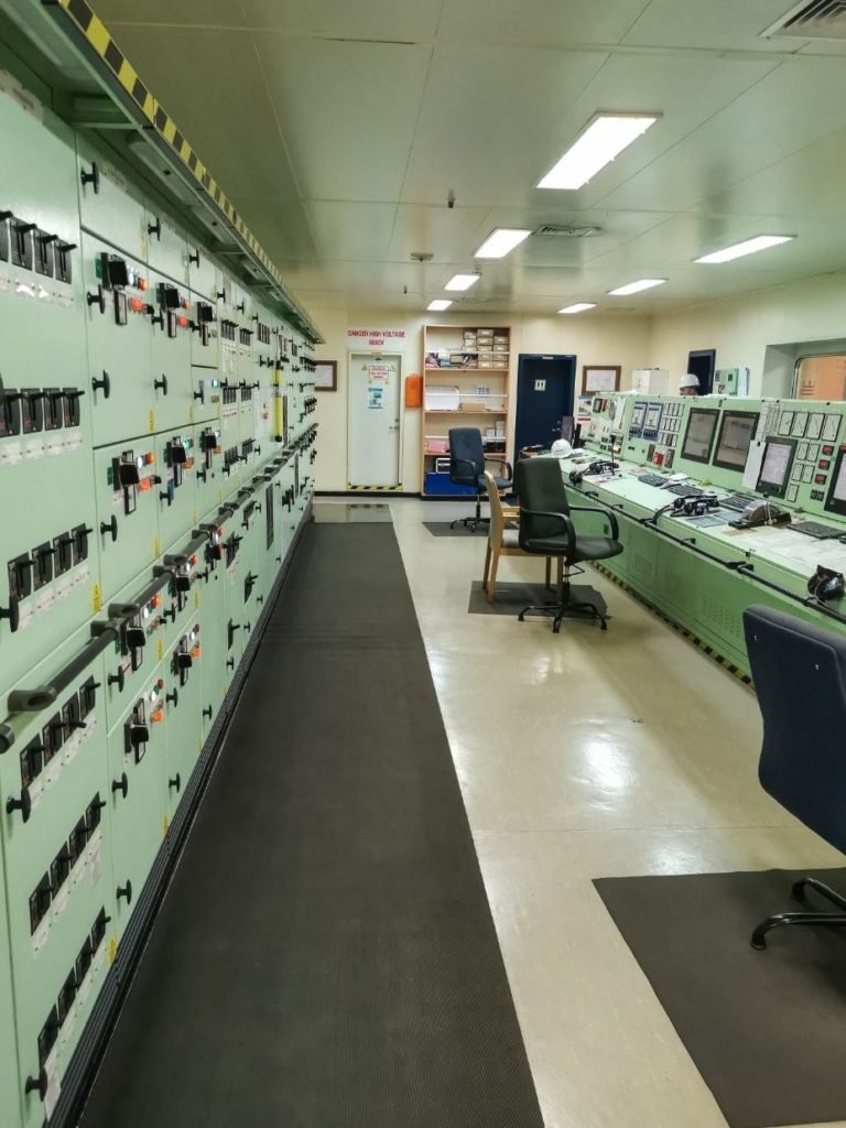things-to-know-before-travelling-on-a-container-ship-gangway-engine-room-1