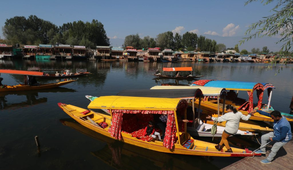Tourist Dal Lake Kashmir Srinagar