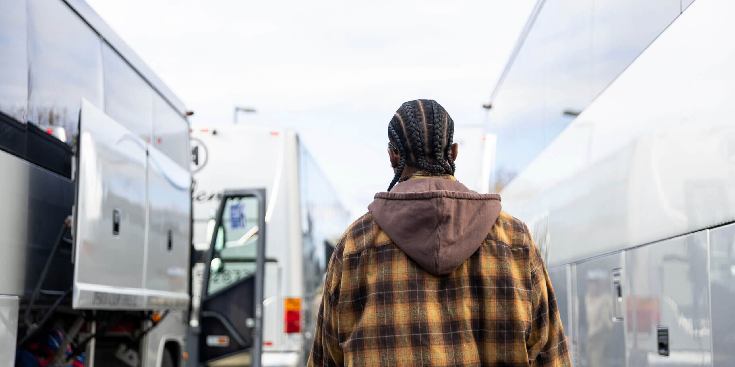 Giants quarterback Tyrod Taylor walks between team buses ahead of a trip to play the Washington Commanders in Week 11
