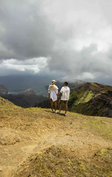 A couple in front of a splendid view in the Marquesas archipelago© Grégoire Le Bacon