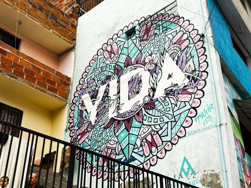 vida mural in comuna 13 medellin