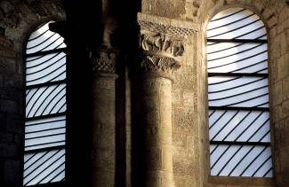 Vitraux de l’abbatiale de Conques réalisés par l’artiste Pierre Soulages, Aveyron © P. Thebault - Tourisme Occitanie
