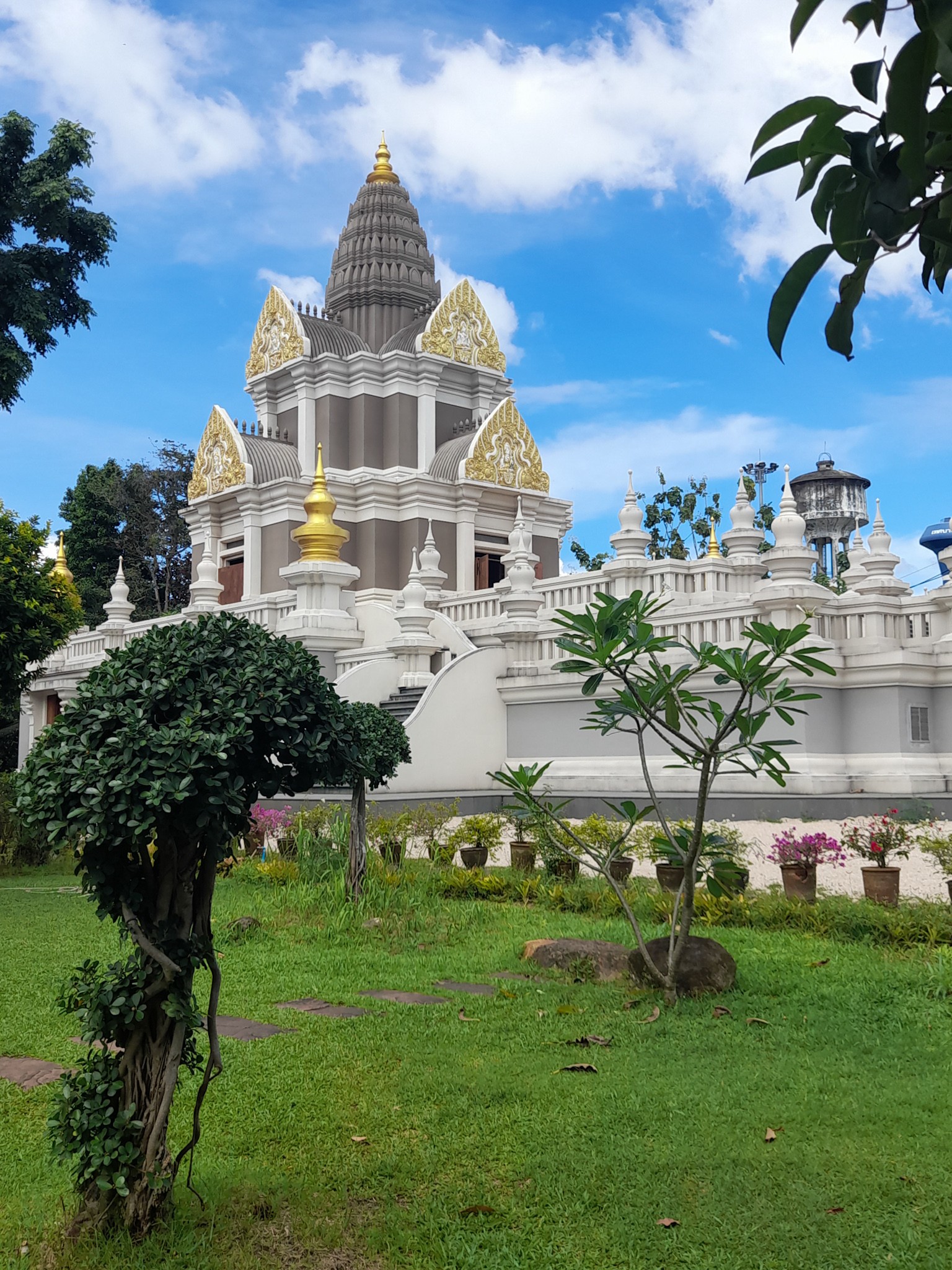 Visiting the beautiful temples within Wat Chalong
