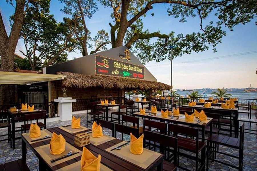 Jumbo Ocean Restaurant in Ha Long Bay offers a mix of traditional and Chinese cuisine with a focus on fresh seafood