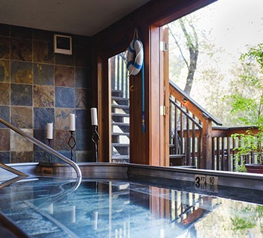 Hot tub at Yosemite Bug Rustic Mountain Resort, a relaxing accommodation option